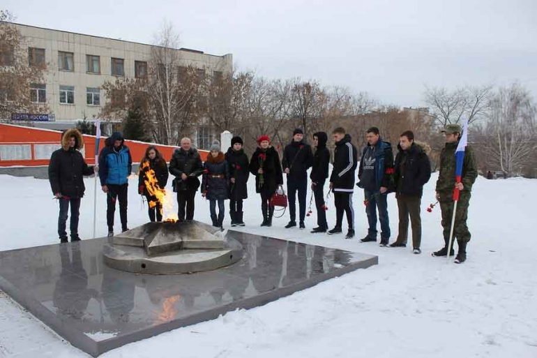 Алые гвоздики на станции Хребет