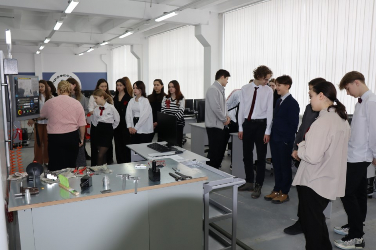 Экскурсия по образовательно-производственному центру отрасли "Машиностроение" на базе колледжа