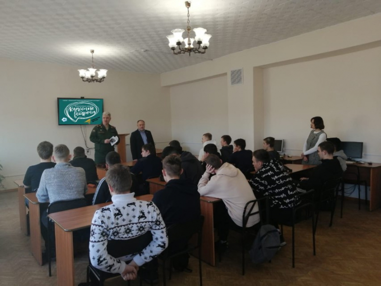 СТУДЕНТАМ КОЛЛЕДЖА РАССКАЗАЛИ О ВОЕННЫХ ПРОФЕССИЯХ