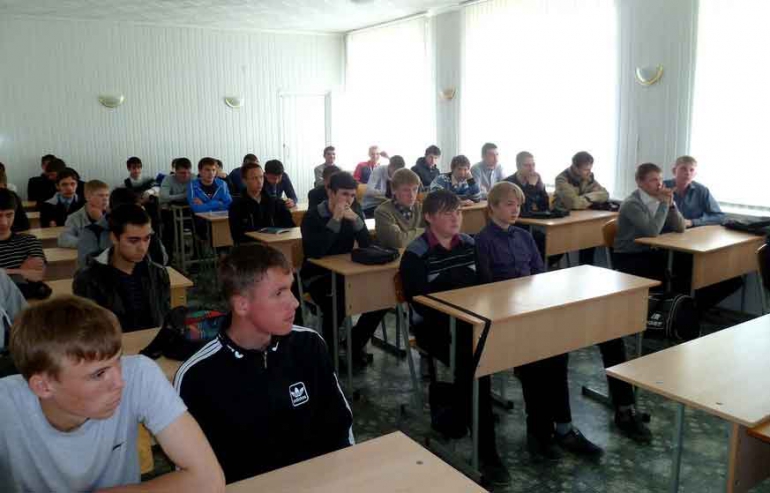Поэтический час «Девушки в серых шинелях»