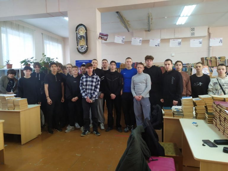 21 февраля зав. библиотекой Н.В. Пензина провела классный час  "Мужество, Доблесть и Честь"